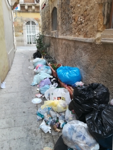 Via Arizzi invasa dai rifiuti
